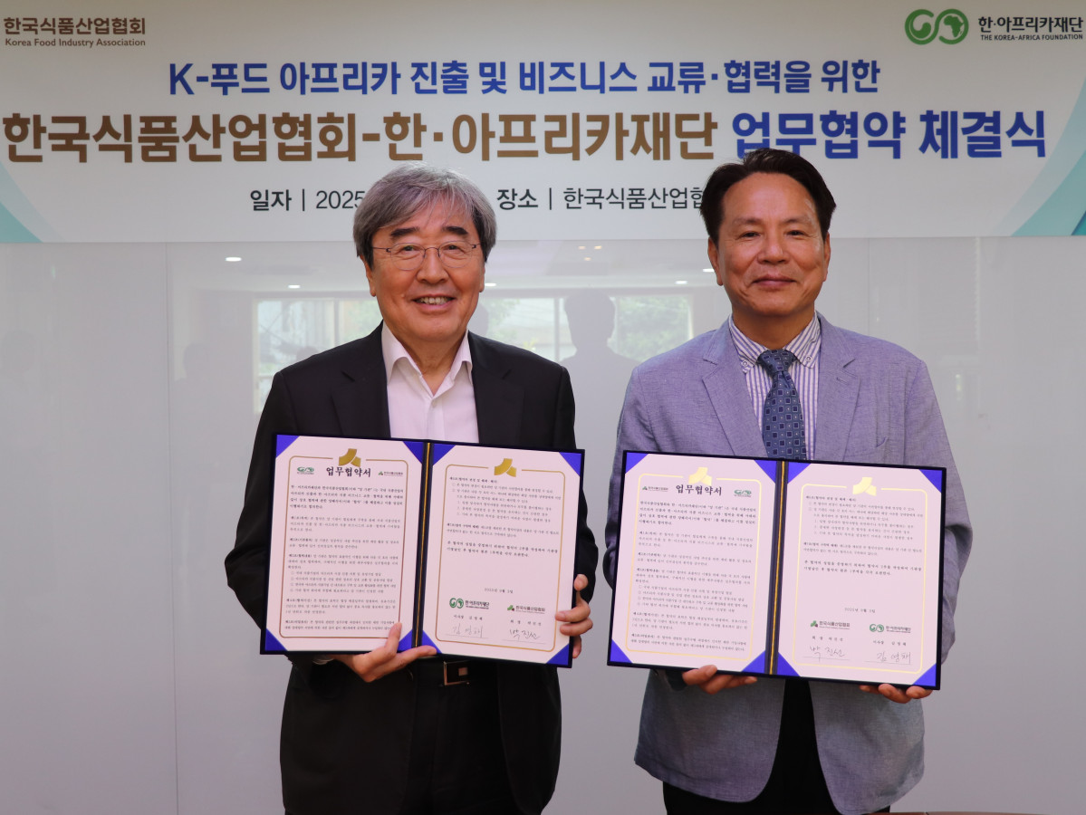 ▲3일 한국식품산업협회 대회의실에서 열린 ‘K푸드 아프리카 진출 협력 등을 위한 업무협약’ 체결식에서 박진선 한국식품산업협회장(왼쪽)과 김영채 한·아프리카재단 이사장이 기념사진을 촬영하고 있다. (사진제공=한국식품산업협회)