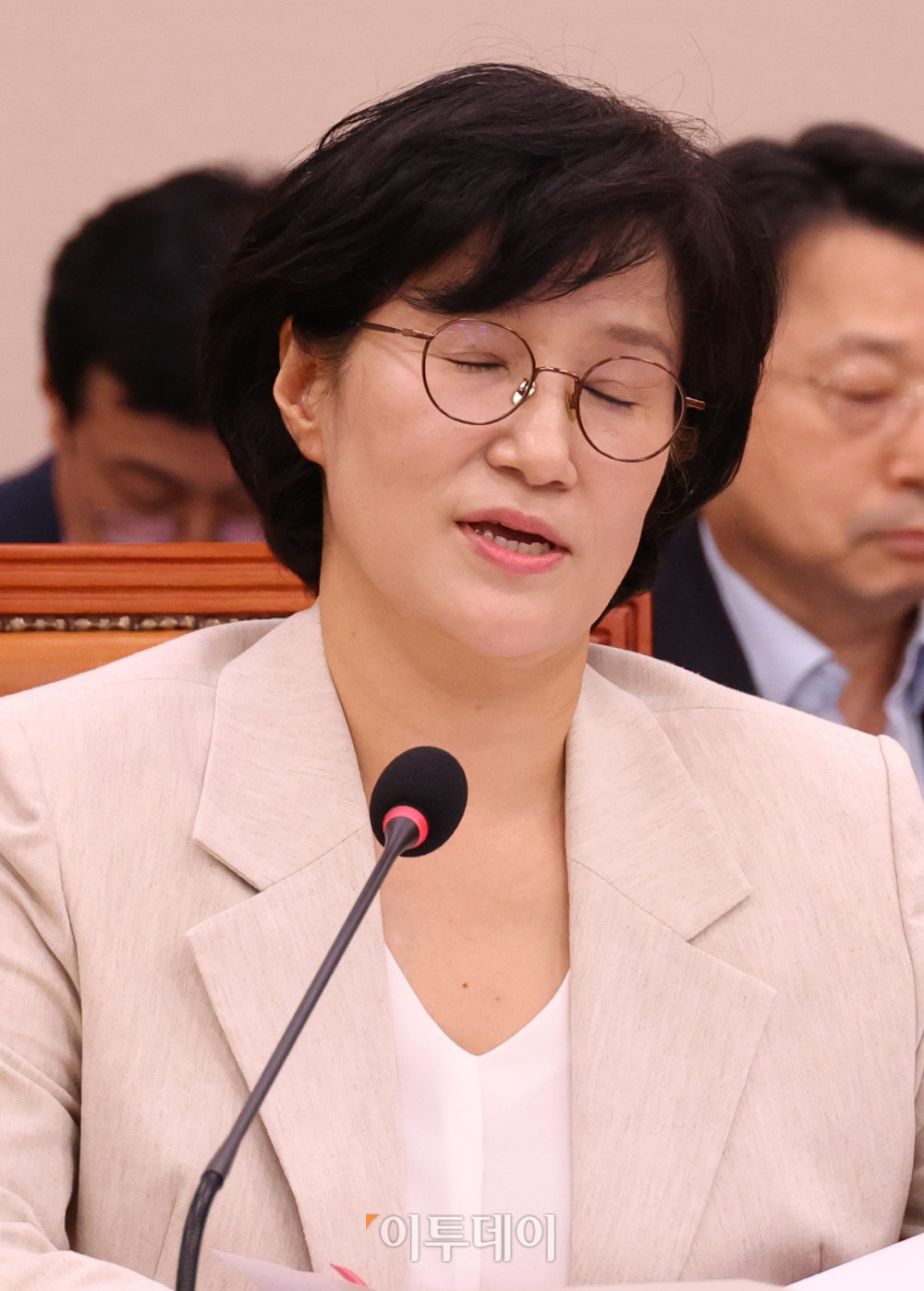 ▲원민경 여성가족부 장관 후보자가 3일 서울 여의도 국회 여성가족위원회 전체회의에서 열린 인사청문회에서 의원 질의에 답하고 있다. 고이란 기자 photoeran@