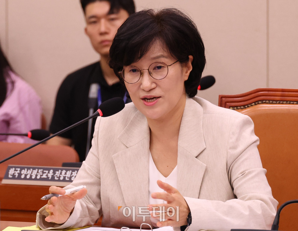 ▲원민경 여성가족부 장관 후보자가 3일 서울 여의도 국회 여성가족위원회 전체회의에서 열린 인사청문회에서 의원 질의에 답하고 있다. 고이란 기자 photoeran@