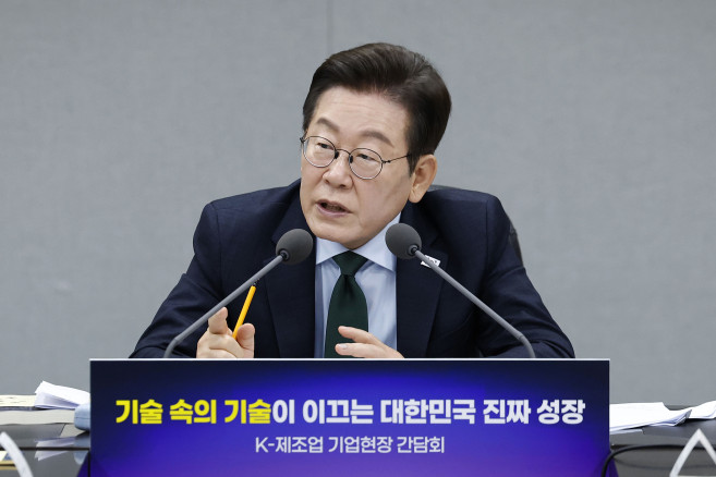 ▲이재명 대통령이 3일 경기 안산시 새솔다이아몬드공업에서 K-제조업 기업현장 간담회를 하고 있다.   (연합뉴스)