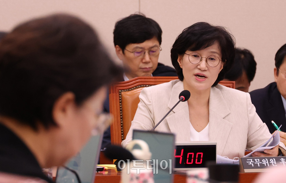 ▲원민경 여성가족부 장관 후보자가 3일 서울 여의도 국회 여성가족위원회 전체회의에서 열린 인사청문회에서 의원 질의에 답하고 있다. 고이란 기자 photoeran@