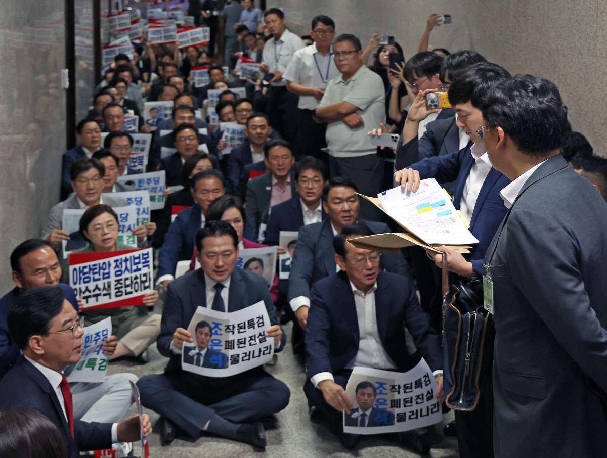 ▲조은석 특별검사팀 직원들이 3일 서울 여의도 국회 국민의힘 원내대표실 앞에서 압수수색영장을 꺼내고 있다. 국민의힘 장동혁 대표, 송언석 원내대표 등 의원들이 의원총회 농성을 하고 있다. 2025.09.03.  (뉴시스)