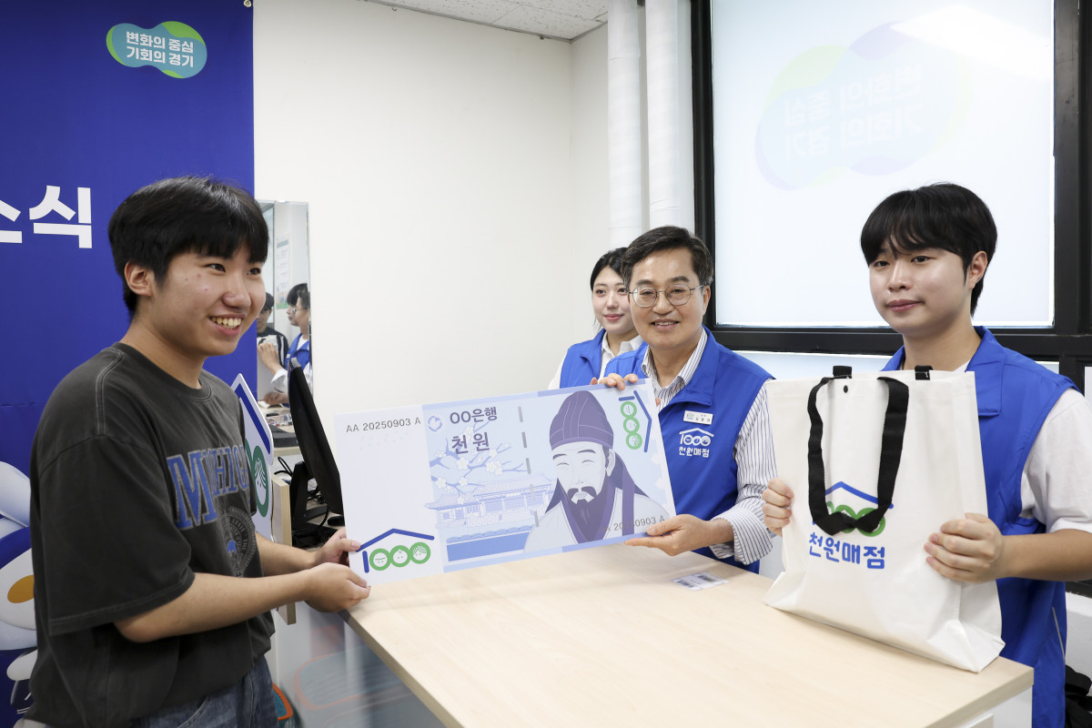 ▲3일 오전 성남시 가천대학교 대학생 천원매점에서 김동연 경기도지사가 일일점원이 되어 학생들에게 천원매점 꾸러미를 판매하고 있다. (경기도)