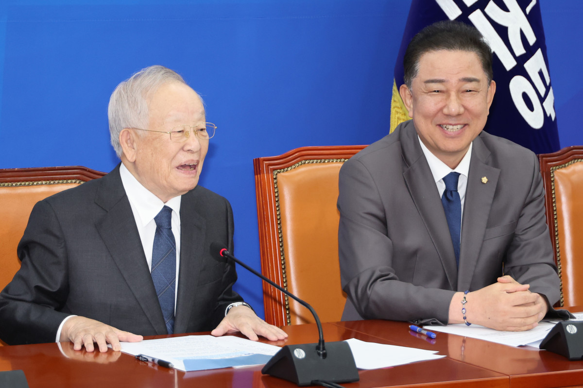 ▲김병기 더불어민주당 원내대표가 3일 서울 여의도 국회에서 열린 경제6단체 대표단과의 간담회에서 손경식 한국경영자총협회장과 대화하고 있다. (연합뉴스)