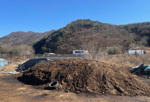 ▲낙동강녹조대비 야적퇴비 처리전 현장사진  (사진제공=양산시청 )