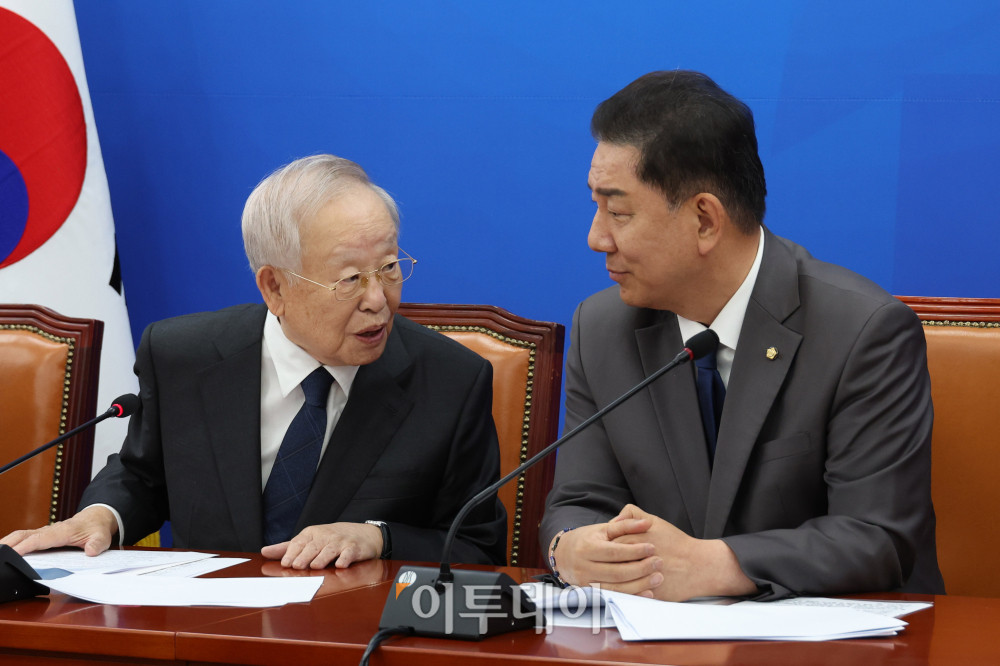 ▲3일 서울 여의도 국회에서 열린 더불어민주당-경제6단체 대표단 면담에서 김병기(오른쪽) 원내대표와  손경식 한국경영자총협회 회장이 대화하고 있다. 고이란 기자 photoeran@