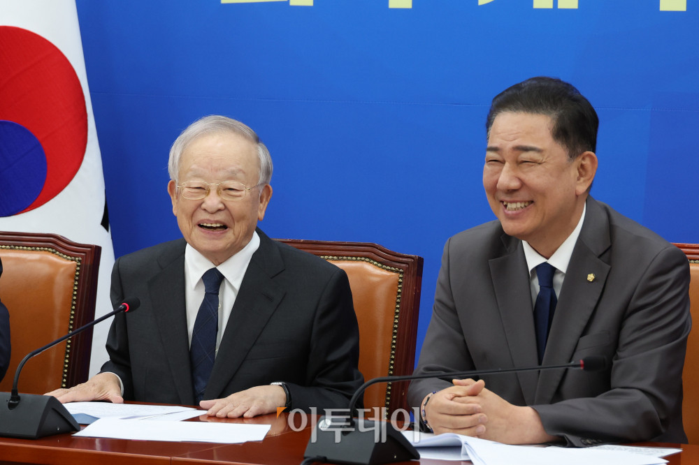 ▲3일 서울 여의도 국회에서 열린 더불어민주당-경제6단체 대표단 면담에서 김병기(오른쪽) 원내대표와  손경식 한국경영자총협회 회장이 대화하고 있다. 고이란 기자 photoeran@