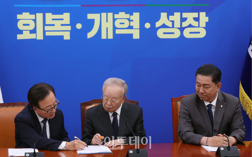 ▲손경식(가운데) 한국경영자총협회 회장과 이동근 상근부회장이 3일 서울 여의도 국회에서 열린 더불어민주당-경제6단체 대표단 면담에서 대화하고 있다. 오른쪽은 김병기 원내대표. 고이란 기자 photoeran@