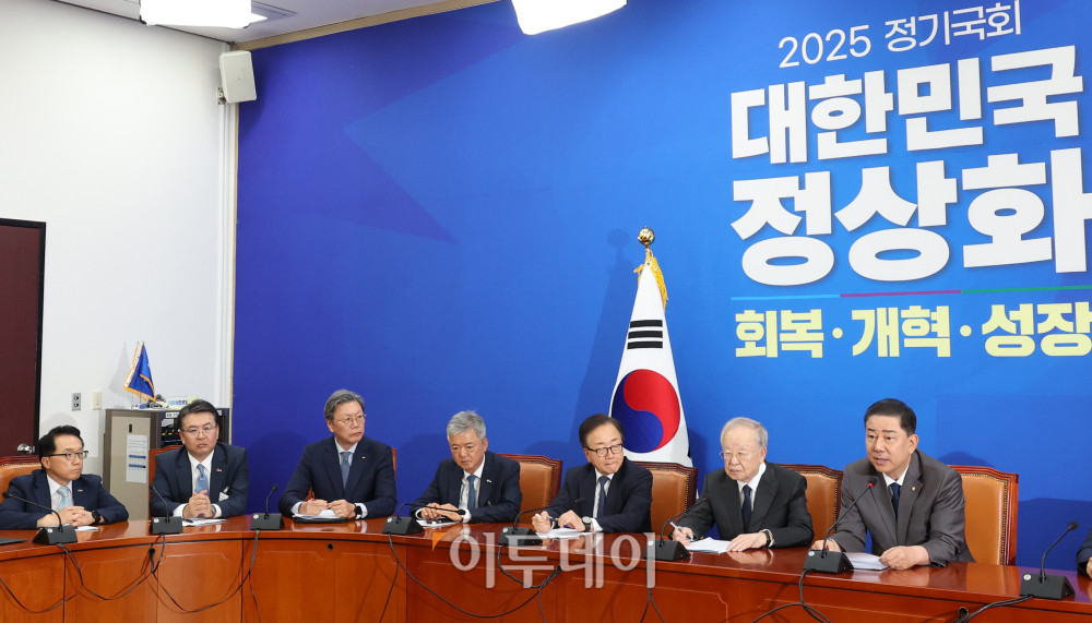 ▲3일 서울 여의도 국회에서 열린 더불어민주당-경제6단체 대표단 면담에서 김병기 원내대표가 발언을 하고 있다. 왼쪽부터 이호준 한국중견기업연합회 상근부회장, 오기웅 중소기업중앙회 상근부회장, 김창범 한국경제인협회 상근부회장, 이인호 한국무역협회 상근부회장, 이동근 한국경영자총협회 상근부회장, 손경식 한국경영자총협회 회장, 김 원내대표. 고이란 기자 photoeran@