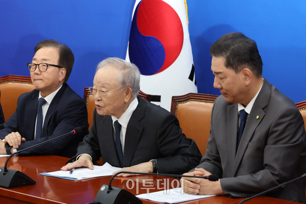 ▲손경식 한국경영자총협회 회장이 3일 서울 여의도 국회에서 열린 더불어민주당-경제6단체 대표단 면담에서 발언하고 있다. 왼쪽부터 이동근 상근부회장, 손 협회장, 김병기 원내대표. 고이란 기자 photoeran@