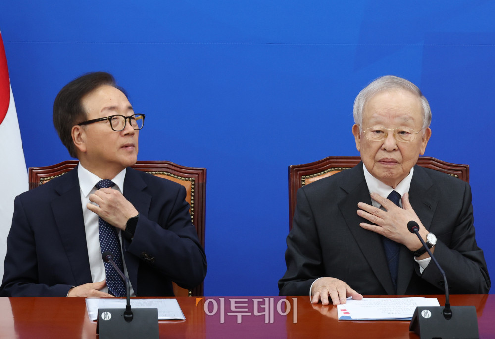 ▲손경식(오른쪽) 한국경영자총협회 회장과 이동근 상근부회장이 3일 서울 여의도 국회에서 열린 더불어민주당-경제6단체 대표단 면담에 참석하고 있다. 고이란 기자 photoeran@