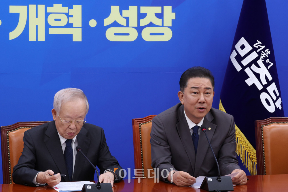 ▲3일 서울 여의도 국회에서 열린 더불어민주당-경제6단체 대표단 면담에서 김병기 원내대표가 발언하고 있다. 왼쪽은 손경식 한국경영자총협회 회장. 고이란 기자 photoeran@