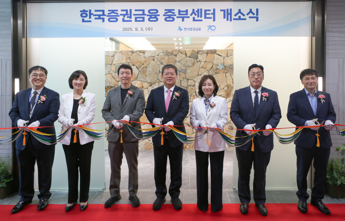 ▲김정각 한국증권금융 사장(가운데)이 3일 수원 광교 경기신용보증재단 본점에서 열린 중부센터 개소 기념행사에서 기념촬영을 하고 있다.

 (사진=한국증권금융)