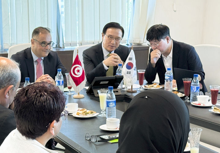 ▲ 임태희 경기도교육감이 튀니지 교육 관계자들을 만나 디지털 교육 협력 방안에 대해 논의하고 있다. 튀니지 교육의 3대 미래교육 방향인 디지털 인프라, 교육 콘텐츠, 교사 역량 강화 현황을 파악하고 경기교육과 협력하기로 했다.  (경기도교육청)