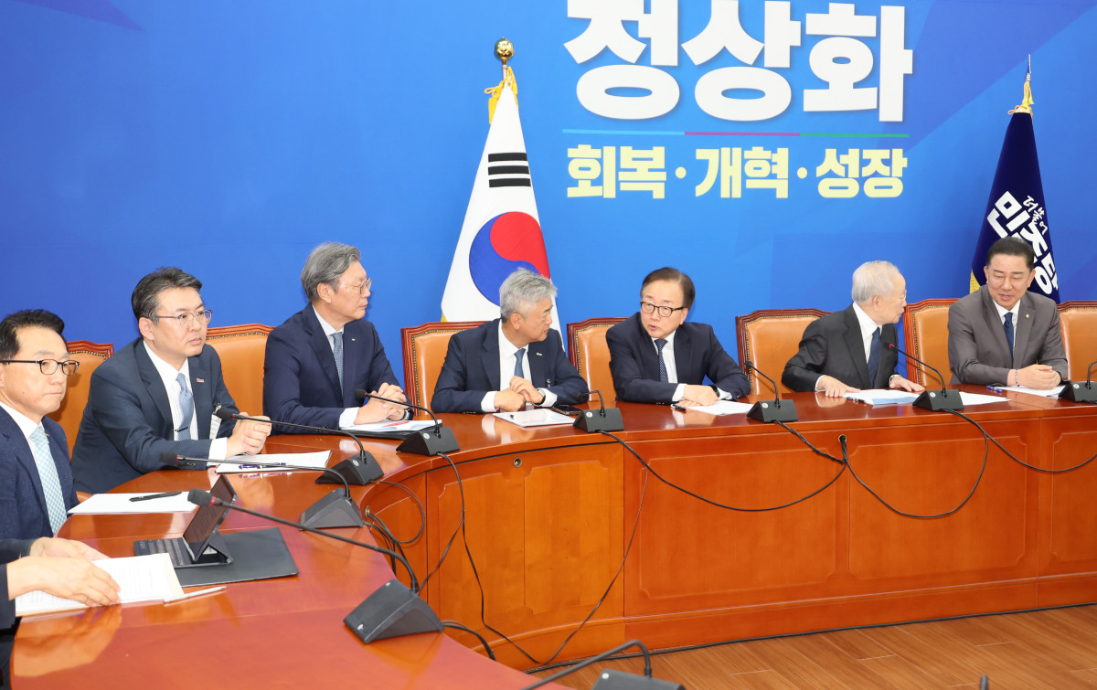 ▲김병기 더불어민주당 원내대표가 3일 서울 여의도 국회에서 열린 경제6단체 대표단과의 간담회에서 손경식 한국경영자총협회장과 대화하고 있다. 오른쪽부터 김병기 원내대표, 손경식 한국경영자총협회장, 이동근 한국경영자총협회 상근부회장, 이인호 한국무역협회 상근부회장, 김창범 한국경제인협회 부회장, 오기웅 중소기업중앙회 상근부회장, 이호준 한국중견기업연합회 상근부회장. (연합뉴스)