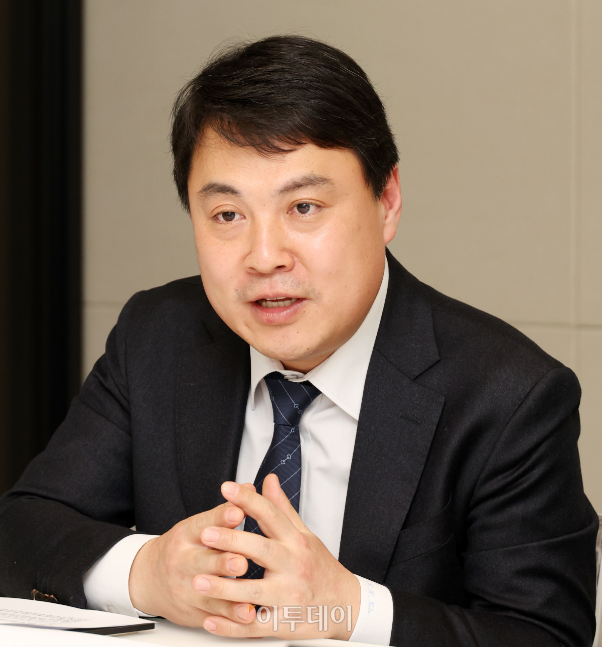 ▲ ‘법무법인(유한) 태평양 형사그룹’ 김정환(사법연수원 33기) 변호사가 2023년 3월 16일 서울 종로구 센트로폴리스 법무법인 태평양 회의실에서 이투데이와 [혁신 로펌 열전] 인터뷰를 진행하고 있다. (고이란 기자 photoeran@)