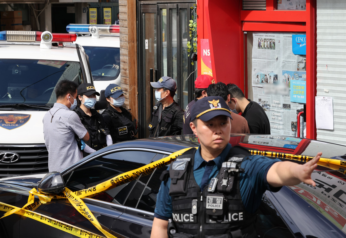 ▲3일 서울 관악구 한 프랜차이즈 피자 가게에서 칼부림 사건이 발생해 경찰이 현장을 통제하고 있다. (연합뉴스)