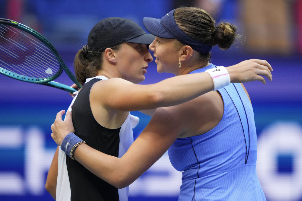 ▲폴란드의 이가 시비옹테크(사진 왼쪽)가 3일(현지시간) 미국 뉴욕에서 열린 US오픈 여자 단식 8강전에서 패한 뒤, 승자인 미국의 아만다 아니시모바와 포옹하고 있다. (AP/연합뉴스)