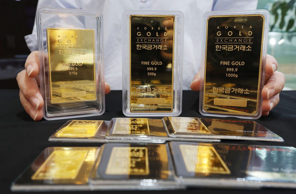 ▲지난달 26일 서울 종로구 한국금거래소에서 직원이 골드바를 정리하고 있다 (연합뉴스)