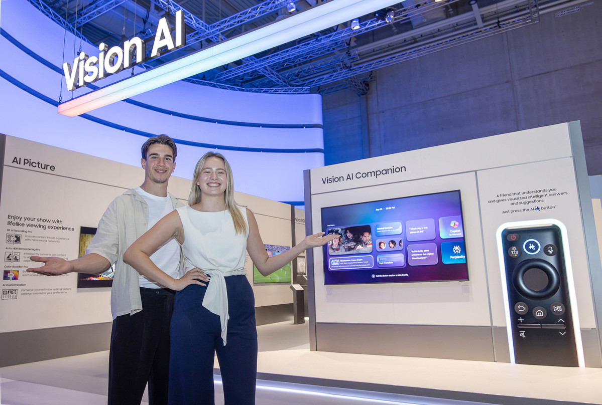 ▲5일부터 9일(현지시간) 'IFA 2025'가 열리는 독일 베를린 '메세 베를린(Messe Berlin)'의 '시티큐브 베를린(City Cube Berlin)'에 위치한 삼성전자 전시관에서 삼성전자 모델이 비전 AI를 소개하고 있다. (자료제공=삼성전자)