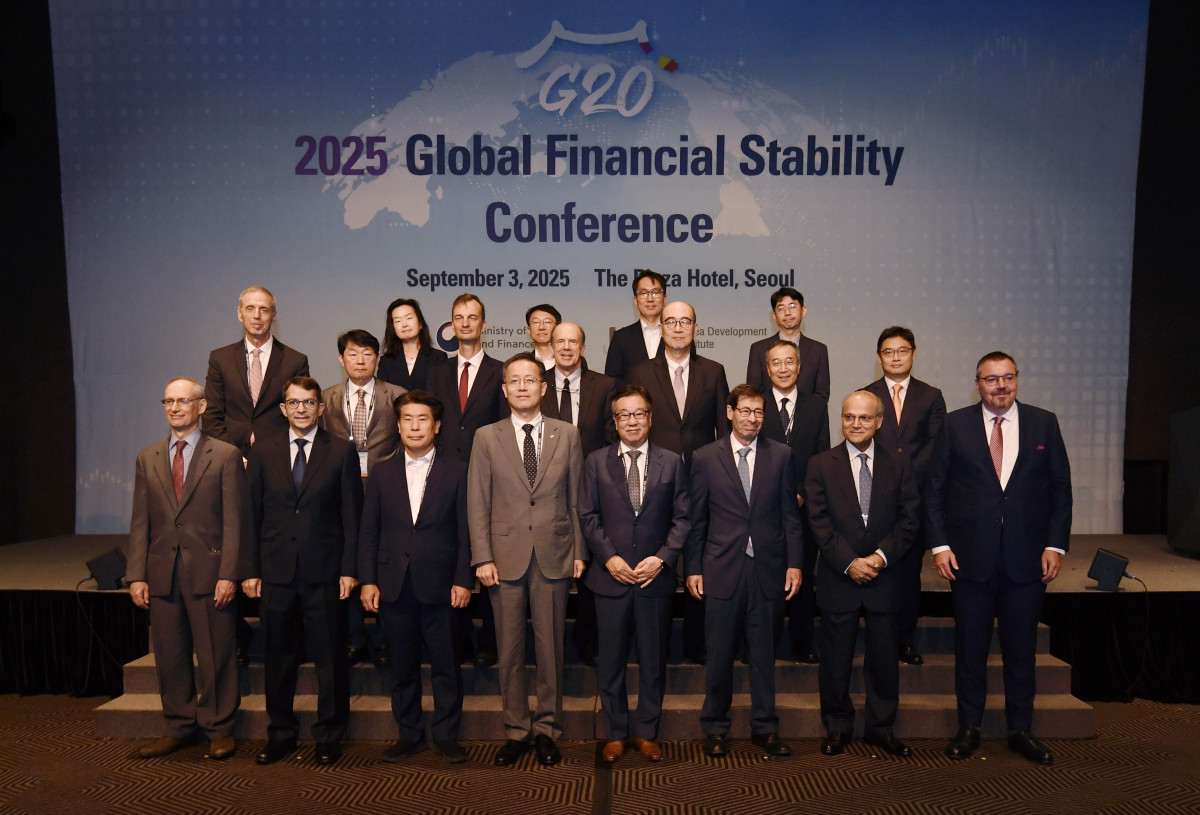 ▲이형일 기획재정부 차관이 9월 3일 오전 서울 중구 더 플라자 호텔에서 열린 '2025 G20 글로벌 금융안정 컨퍼런스'에서 참석자들과 기념촬영을 하고 있다. (기획재정부)