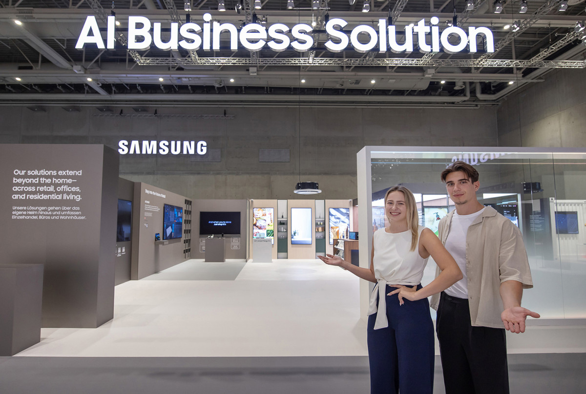 ▲5일부터 9일(현지시간) 'IFA 2025'가 열리는 독일 베를린 '메세 베를린(Messe Berlin)'의 '시티큐브 베를린(City Cube Berlin)'에 위치한 삼성전자 전시관에서 삼성전자 모델이 AI 비즈니스 솔루션' 존을 소개하고 있다. (자료제공=삼성전자)