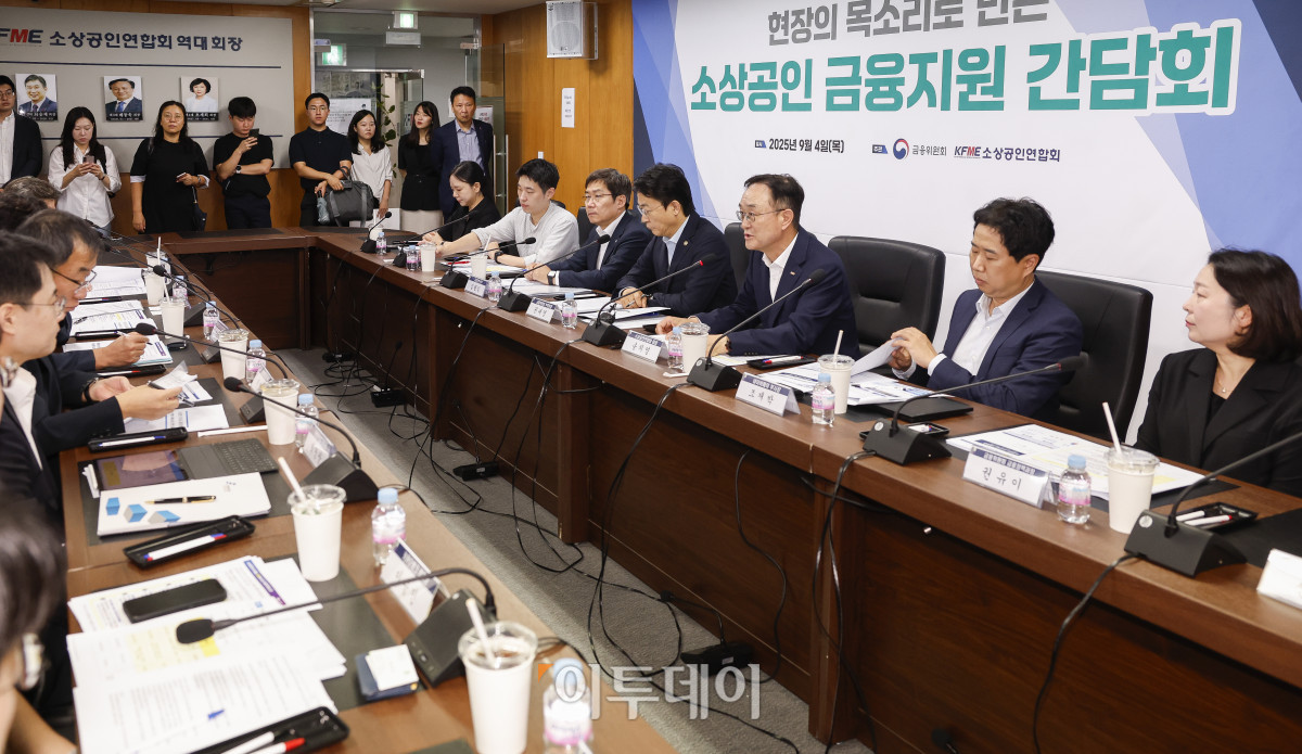 ▲송치영 소상공인연합회장이 4일 서울 영등포구 소상공인연합회에서 열린 현장의 목소리로 만든 소상공인 금융지원 간담회에서 모두발언을 하고 있다. 조현호 기자 hyunho@