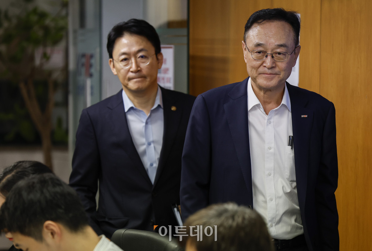 ▲권대영(왼쪽) 금융위원회 부위원장과 송치영 소상공인연합회장이 4일 서울 영등포구 소상공인연합회에서 열린 현장의 목소리로 만든 소상공인 금융지원 간담회에 참석하고 있다. 조현호 기자 hyunho@