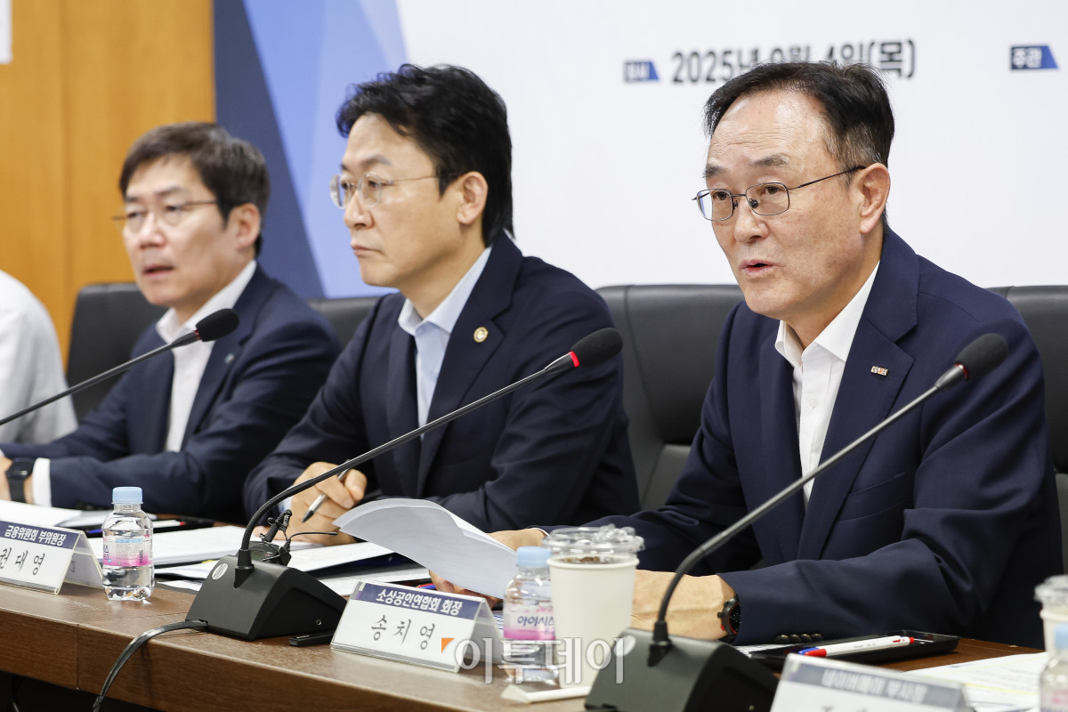 ▲송치영 소상공인연합회장이 4일 서울 영등포구 소상공인연합회에서 열린 현장의 목소리로 만든 소상공인 금융지원 간담회에서 모두발언을 하고 있다. 조현호 기자 hyunho@