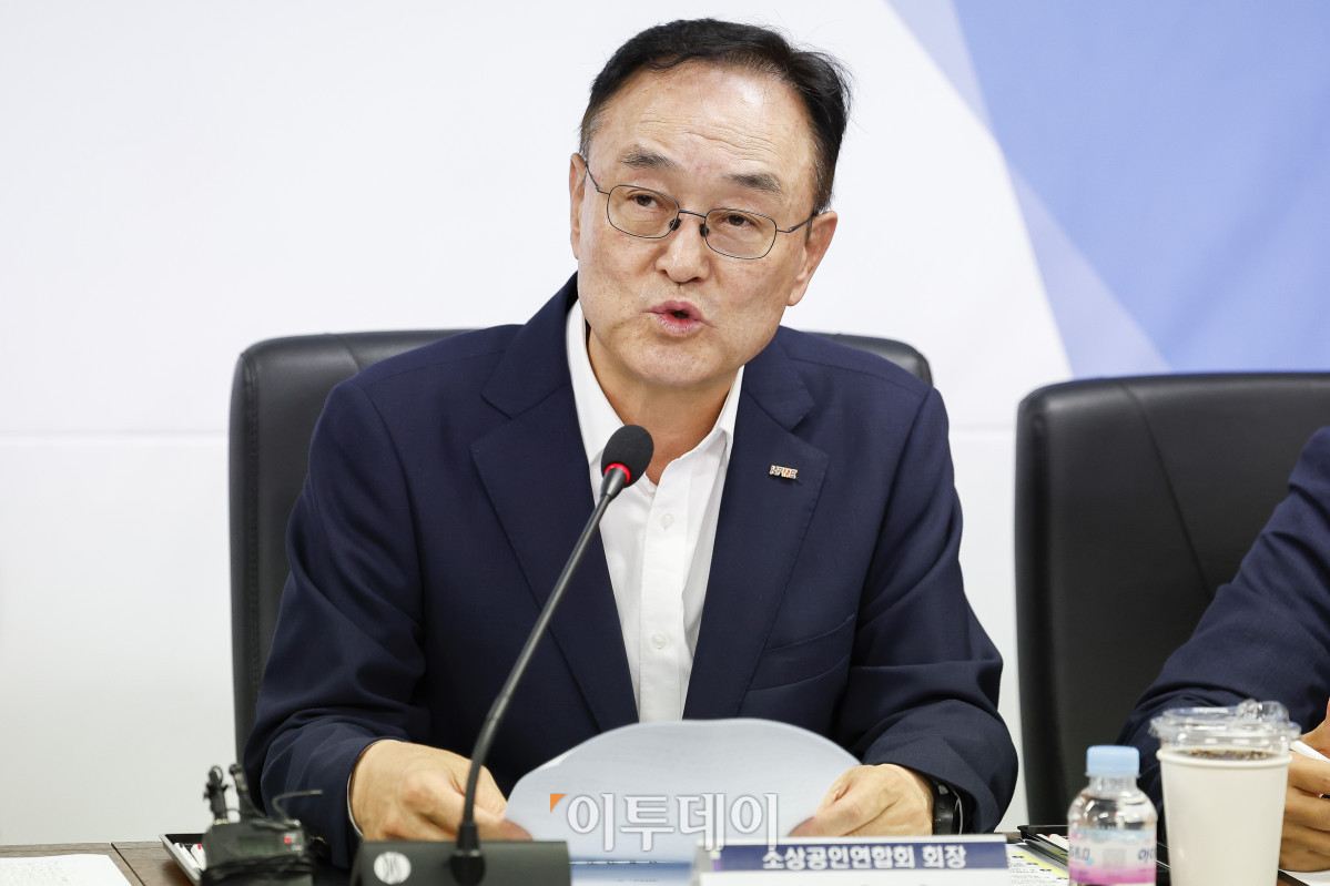 ▲송치영 소상공인연합회장이 4일 서울 영등포구 소상공인연합회에서 열린 현장의 목소리로 만든 소상공인 금융지원 간담회에서 모두발언을 하고 있다. 조현호 기자 hyunho@