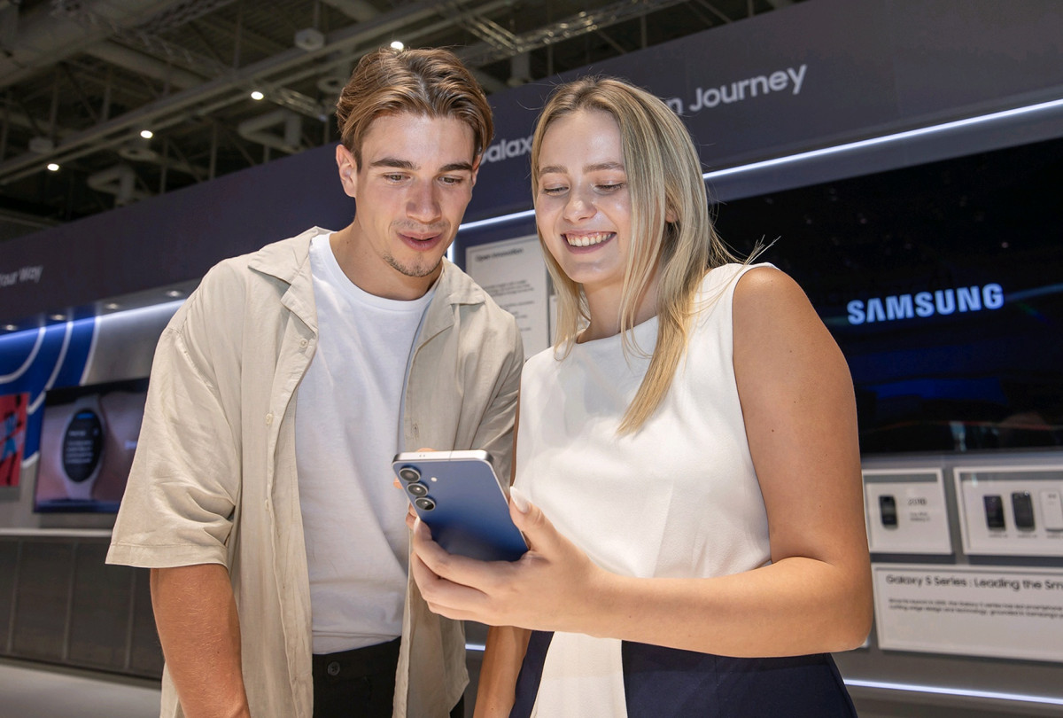 ▲5일부터 9일(현지시간) 'IFA 2025'가 열리는 독일 베를린 '메세 베를린(Messe Berlin)'의 '시티큐브 베를린(City Cube Berlin)'에 위치한 삼성전자 전시관에서 삼성전자 모델이 갤럭시 S25 FE를 소개하고 있다. (자료제공=삼성전자)