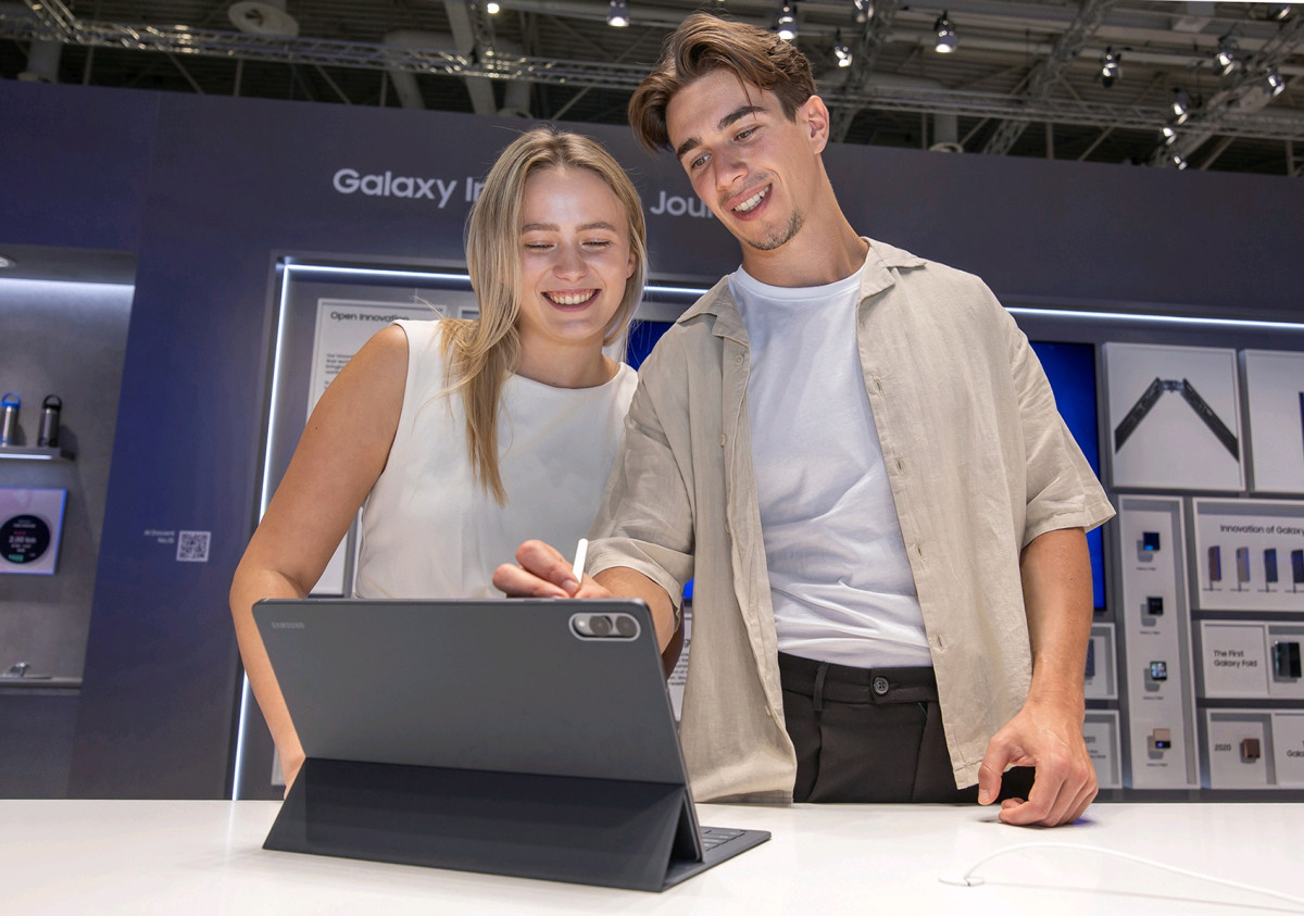 ▲5일부터 9일(현지시간) 'IFA 2025'가 열리는 독일 베를린 '메세 베를린(Messe Berlin)'의 '시티큐브 베를린(City Cube Berlin)'에 위치한 삼성전자 전시관에서 삼성전자 모델이 갤럭시 탭S11 울트라를 소개하고 있다. (자료제공=삼성전자)