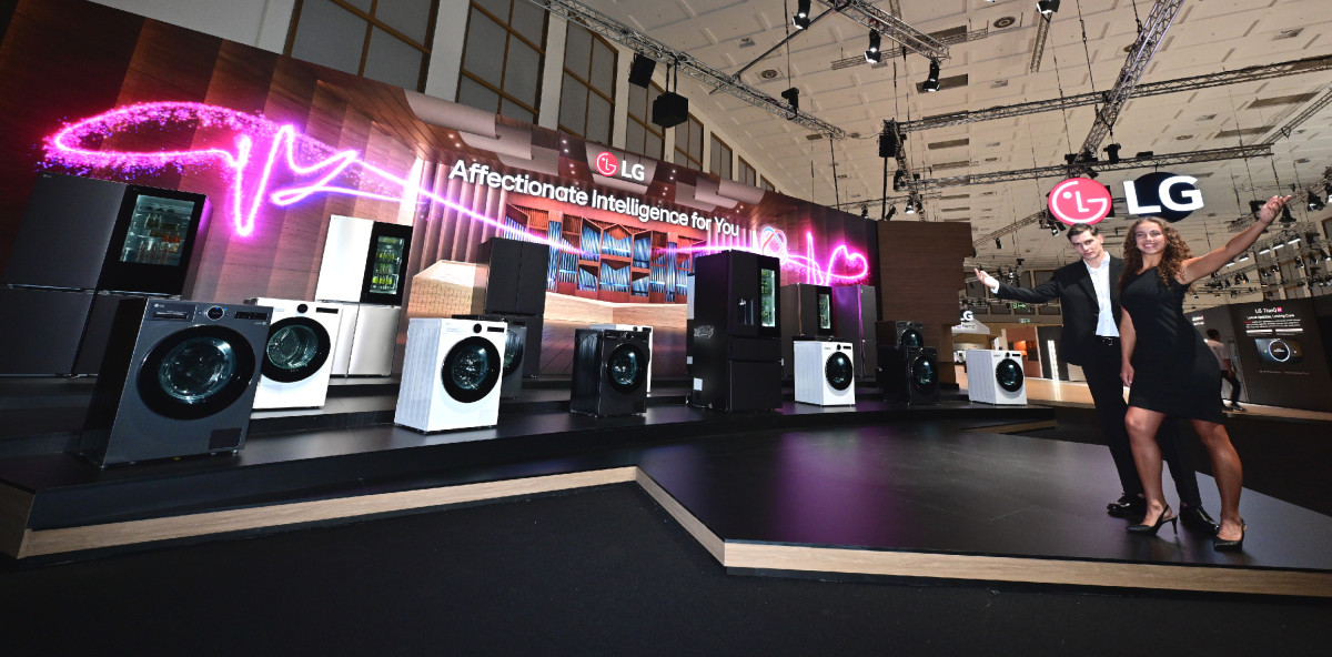 ▲LG전자가 5일(현지시간)부터 독일 베를린에서 열리는 유럽 최대 가전 전시회 ‘IFA 2025’에 참가한다. LG전자는 전시관 입구에 AI홈 허브 ‘씽큐 온’의 지휘 아래 다양한 가전들이 서로 연결되며 고객의 일상을 업그레이드 하는 'LG AI홈'을 형상화한 'LG AI 가전의 오케스트라' 연출 공간을 마련했다. (자료제공=LG전자)