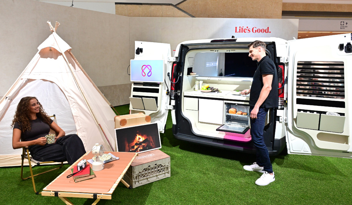 ▲모델이 전시관 내 AI 모빌리티 공간 솔루션 ‘슈필라움’을 전시한 ‘AI홈 솔루션 존‘에서 집을 넘어 모빌리티로 확장되는 ‘LG AI홈’을 체험하고 있다. (자료제공=LG전자)