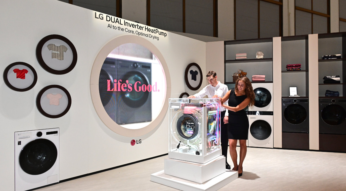 ▲모델이 전시관 내 ‘AI 코어테크 존‘에서 LG의 듀얼 인버터 히트펌프 기술력을 소개하는 미디어월과 유럽향 복합형 세탁건조기 ‘워시콤보’의 내부구동 원리가 보이도록 특수 제작된 전시품을 선보이고 있다. (자료제공=LG전자)
