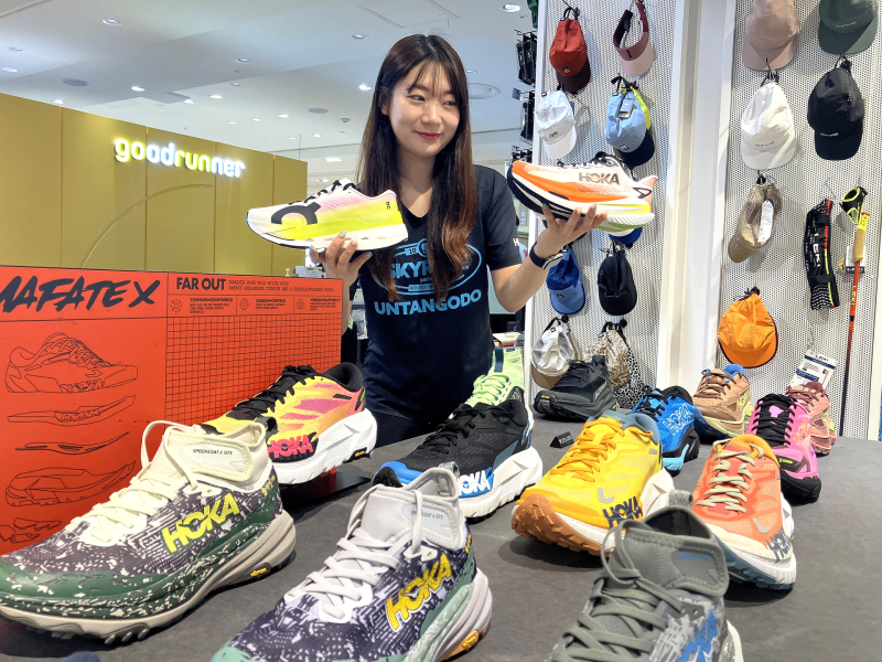 ▲고가 러닝화, 러닝 조끼, 러닝 벨트, 러닝복, 러닝 양말, 러닝 무릎보호대, 러닝 모자 홍수 (사진제공=롯데백화점)