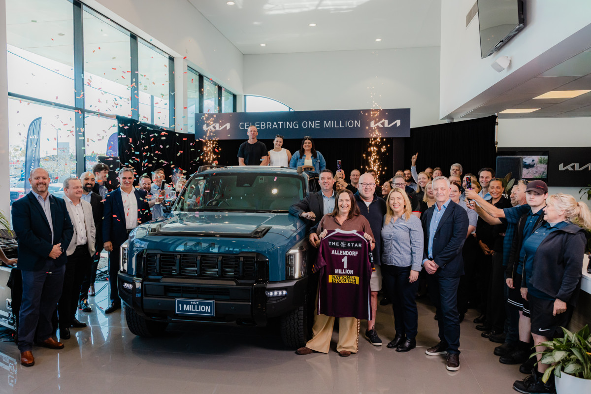 ▲호주 북동부에 위치한 퀸즈랜드(Queensland) 모토라마 딜러사에서 진행된 100만대 판매 달성 기념식. (사진=기아)