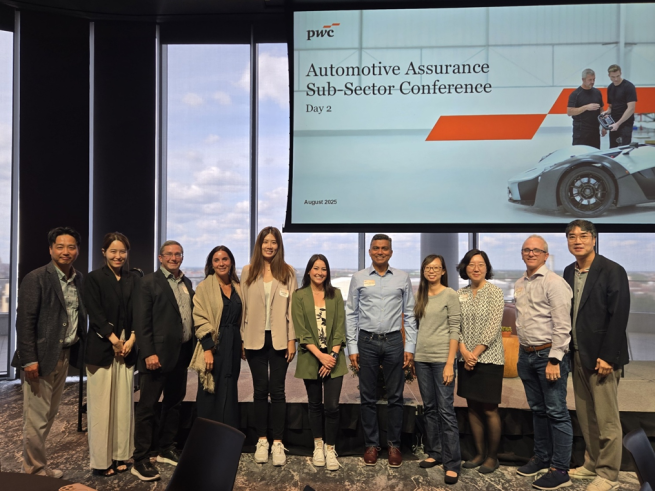 ▲지난달 미국 디트로이트에서 열린 'PwC 오토모티브 콘퍼런스'에서 전용욱 파트너(왼쪽 첫 번째)와 이준우 파트너(오른쪽 첫 번째)를 포함한 삼일PwC 오토모티브 전담팀이 테슬라의 감사를 맡고 있는 파트너 및 매니저와 사진 촬영을 하고 있다. (제공=삼일PwC)