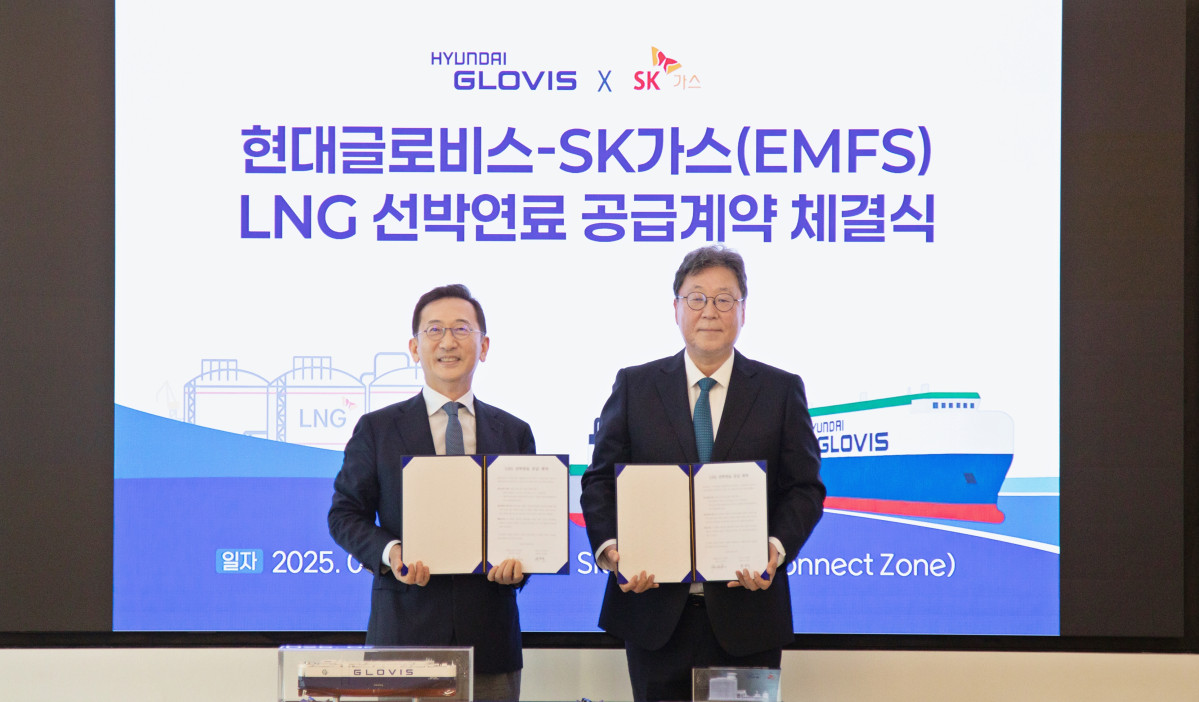 ▲이규복(오른쪽) 현대글로비스 대표이사와 윤병석 SK가스 대표이사가 3일 경기 성남시 SK가스 본사에서 열린 LNG 선박연료 공급계약 체결식에서 기념촬영을 하고 있다 (사진=현대글로비스)