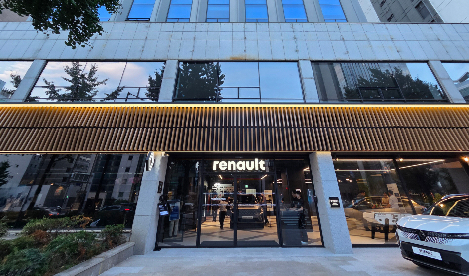 ▲르노코리아 강남전시장 외관 사진. (사진=르노코리아)