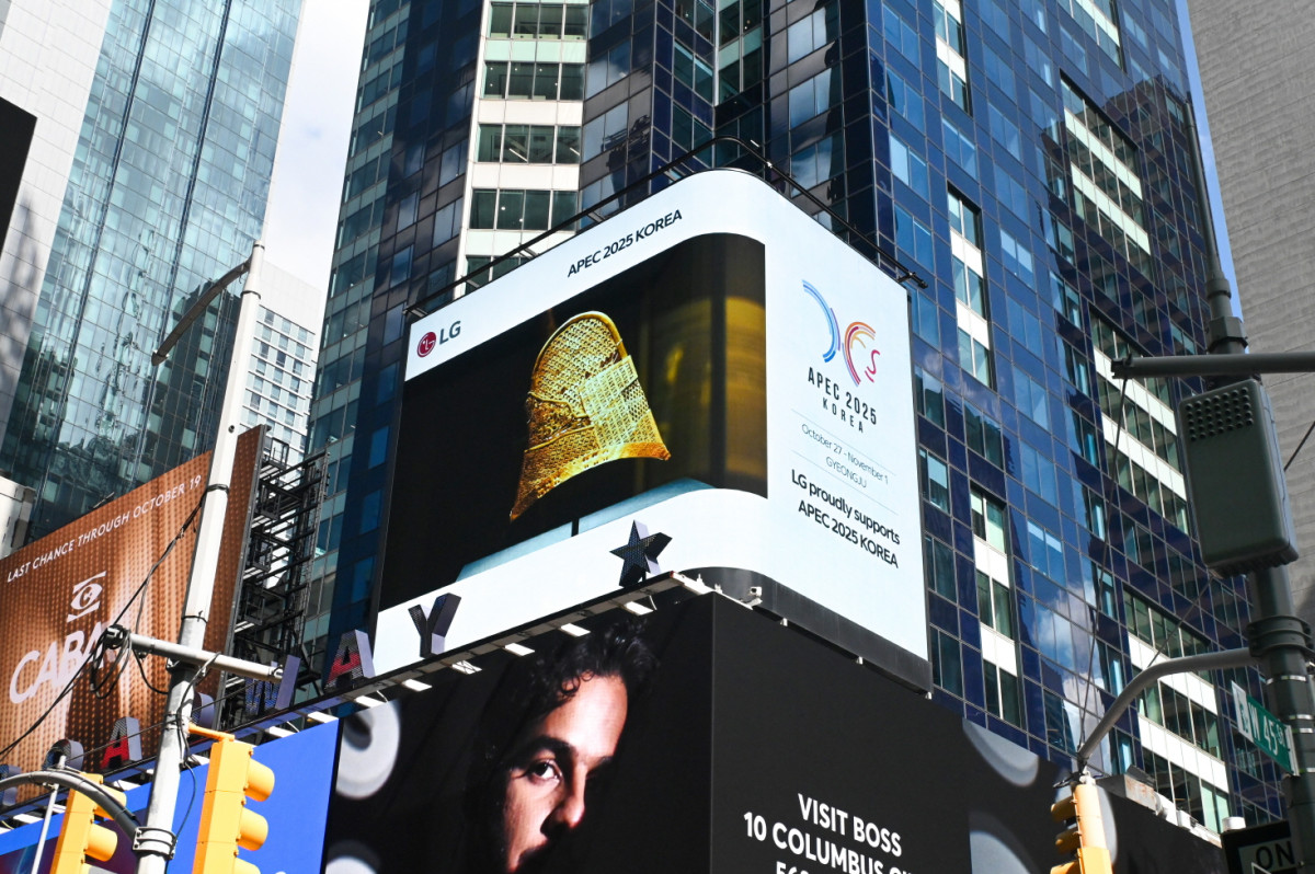 ▲뉴욕 타임스스퀘어 전광판에서 상영 중인 APEC 정상회의 홍보영상 속 경주의 대표 문화유산 금관모 (사진제공-LG)