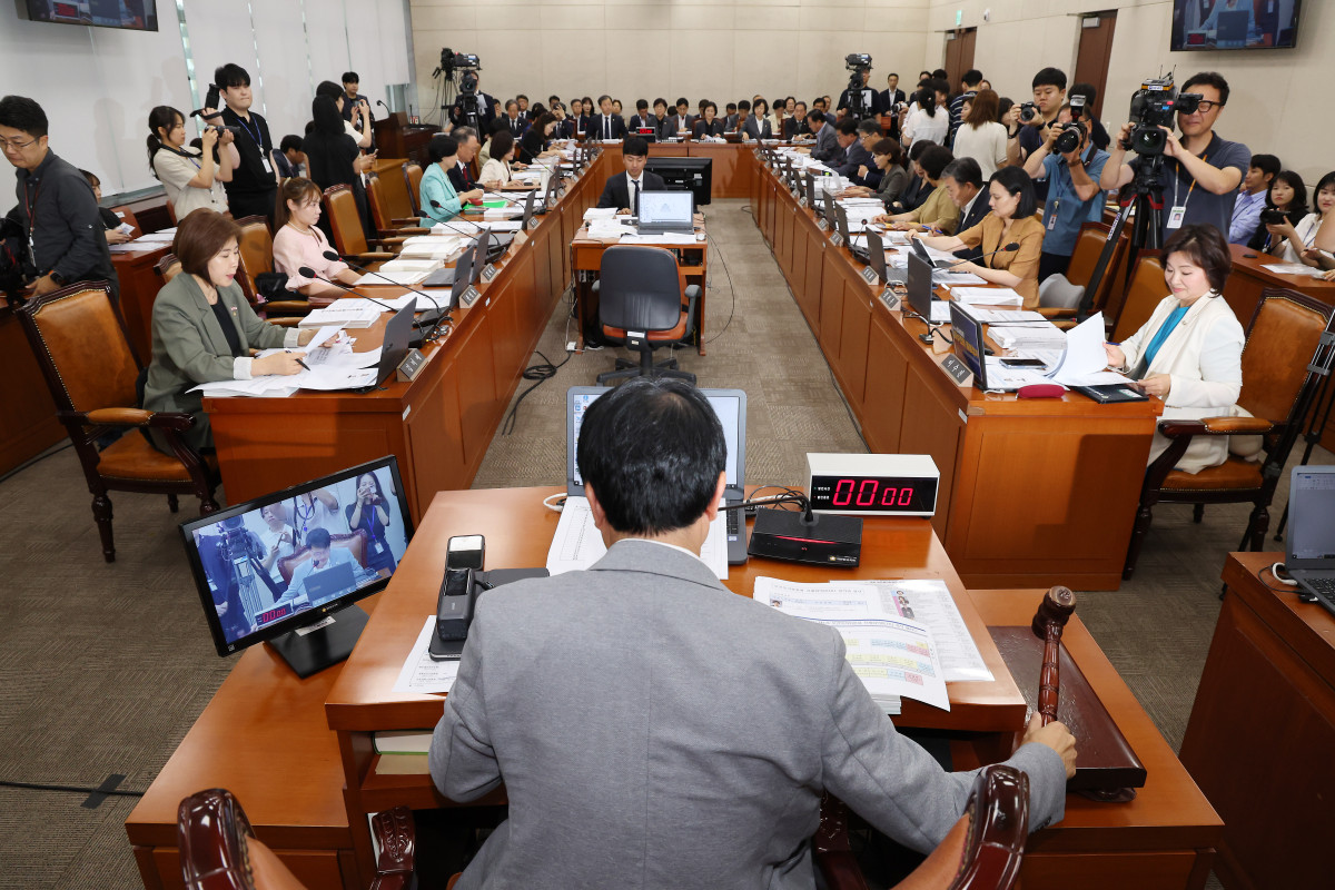 ▲18일 오후 서울 여의도 국회 보건복지위원회 전체회의에서 박주민 위원장이 의사봉을 두드리고 있다. 2025.08.18. (뉴시스)