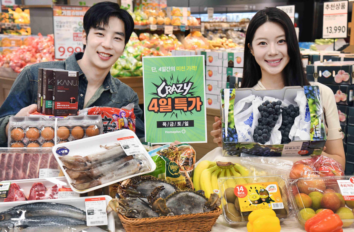▲3일 서울 홈플러스 메가 푸드 마켓 라이브 강서점에서 모델들이 'CRAZY 4일 특가' 등 각종 행사 상품을 소개하고 있다. (뉴시스)