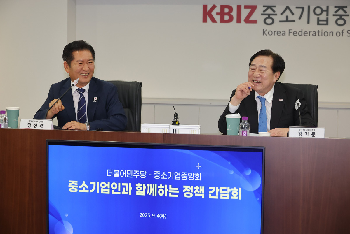 ▲정청래 더불어민주당 대표와 김기문 중소기업중앙회장이 4일 서울 여의도 중소기업중앙회에서 열린 민주당-중소기업인 정책간담회에서 웃으며 대화를 나누고 있다. (연합뉴스)