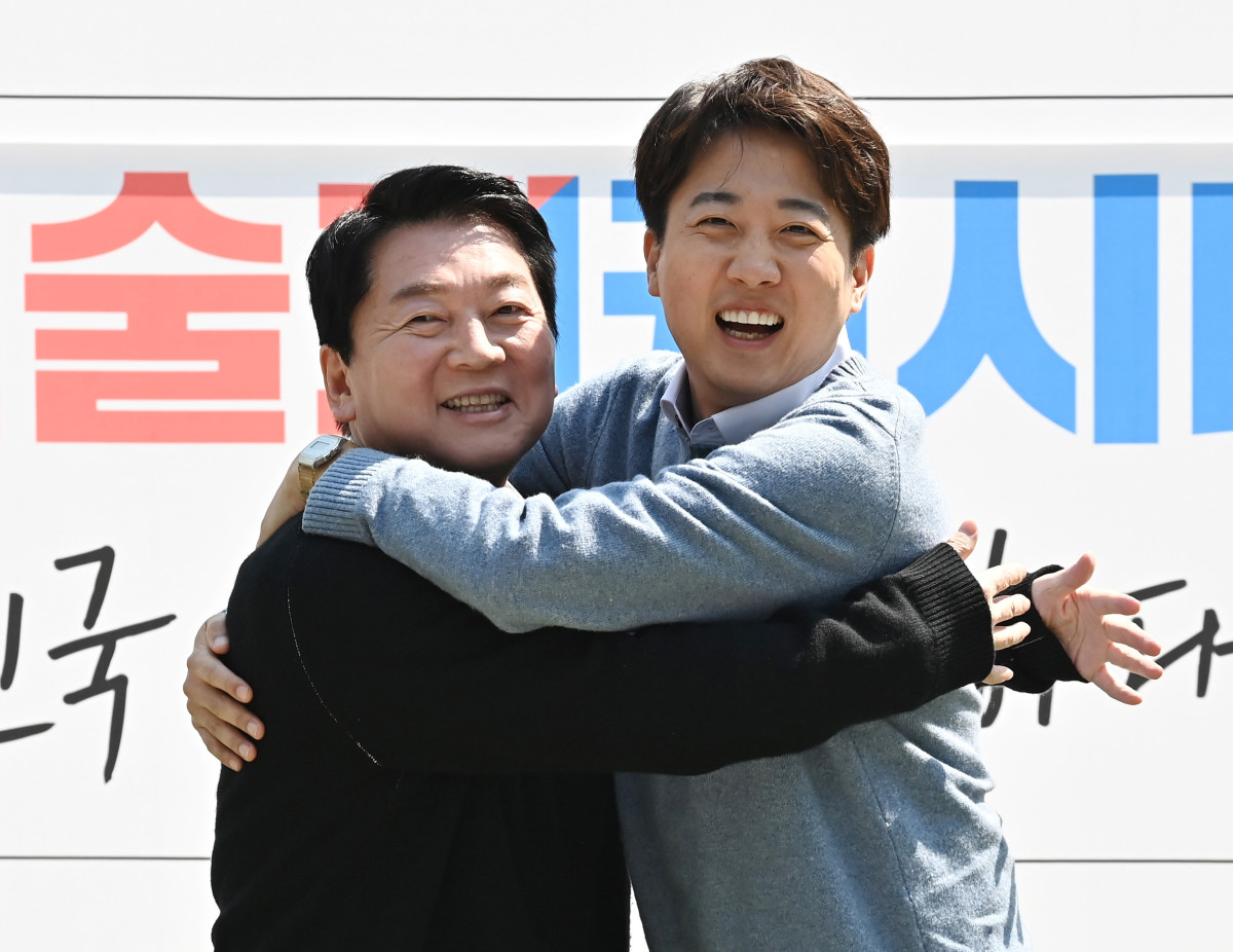 ▲안철수 국민의힘 대선 경선 후보와 이준석 개혁신당 대선 후보가 25일 경기 성남시 판교 테크노밸리 광장에서 'AI 과학기술 패권'을 주제로 열린 단비토크에 앞서 포옹하고 있다. 2025.04.25. (뉴시스)