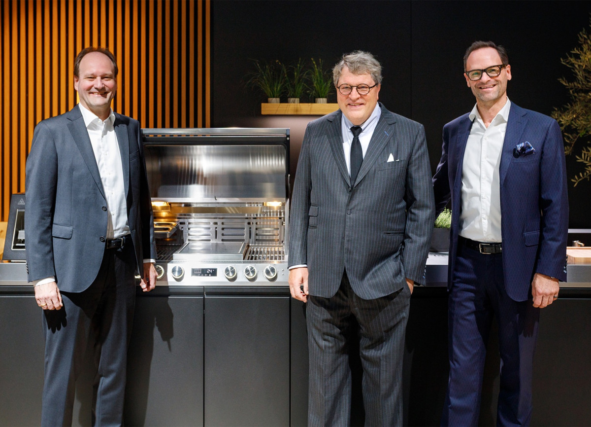 ▲ (왼쪽부터) 마르쿠스 밀레 공동 회장, 라인하르트 진칸 공동 회장, 악셀 크닐 마케팅 및 세일즈 총괄 사장과 IFA 2025에서 공개한 밀레 아웃도어 키친 '드림즈' (자료제공=밀레)