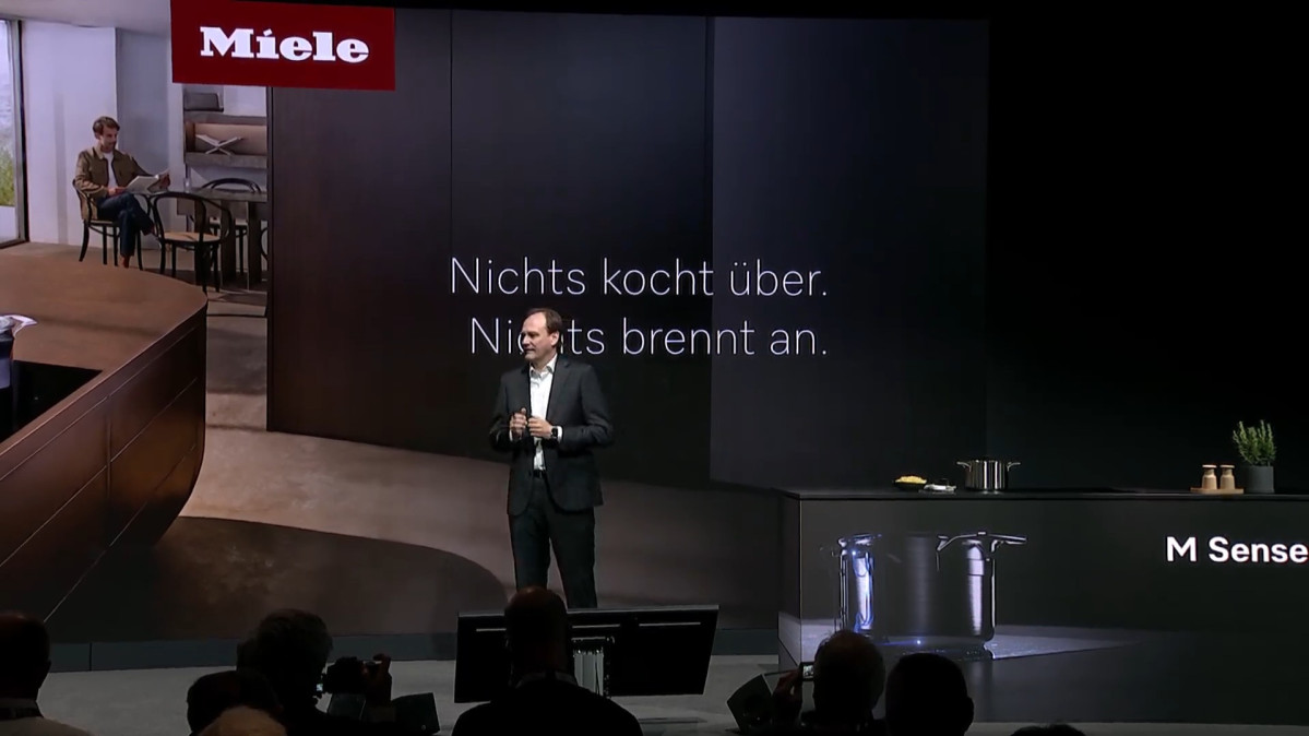 ▲ 마르쿠스 밀레 공동 회장이 IFA 2025 밀레 글로벌 프레스 컨퍼런스에서 새로운 인덕션 KM 8000과 M Sense 쿡웨어를 발표하는 모습 (자료제공=밀레)