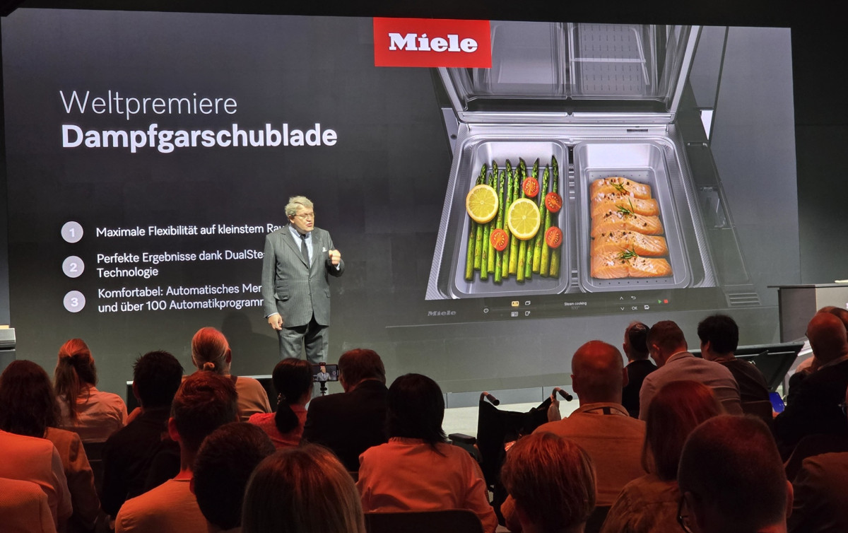 ▲라인하르트 진칸 공동 회장이 IFA 2025 밀레 글로벌 프레스 컨퍼런스에서 스팀 쿠킹 드로어를 소개하는 모습 (자료제공=밀레)