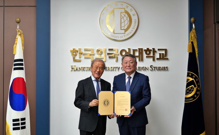 ▲ 윤윤수 미스토홀딩스 회장(왼쪽)과 박정운 총장이 발전기금 기부 증서와 함께 기념사진을 촬영하고 있다.  (한국외대 제공)