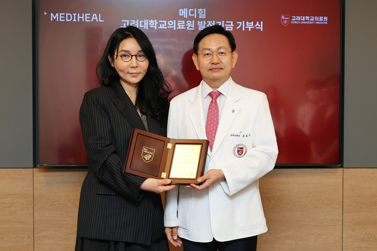 ▲김순원 메디힐 대표이사(왼쪽)와 윤을식 고려대 의무부총장이 기념 촬영을 하고 있다. (고려대의료원)